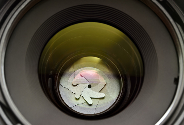 Lâminas de diafragma podem ser vistas através da lente da câmera de vidro
 - Foto, Imagem