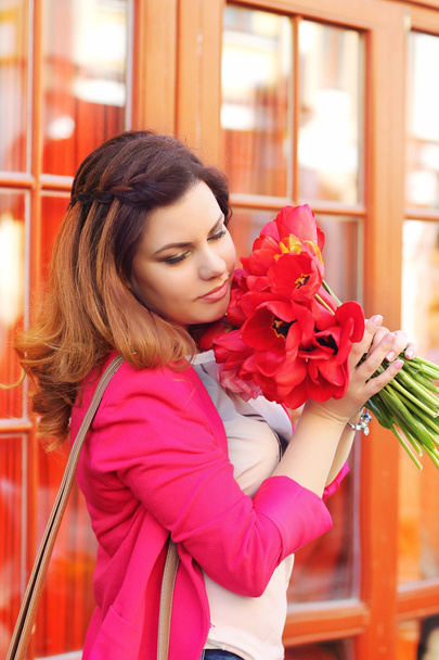 chica atractiva joven en un vestido brillante con un ramo de tulipanes
 - Foto, Imagen