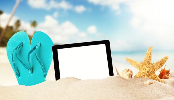 Summer beach with tablet in sand - Foto, Bild