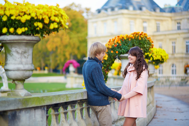 Young dating couple in Paris on a bright fall day - Foto, Imagen