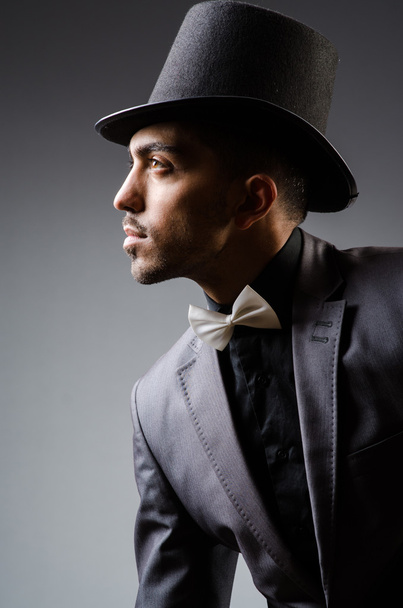 Hombre con sombrero en concepto vintage
 - Foto, Imagen