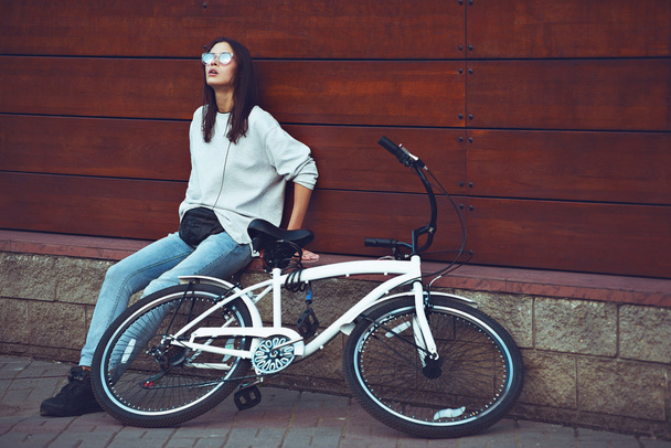 Πολύχρωμο υπαίθρια πορτρέτο της μόδας της νεανικής μόδας όμορφη μοντέλο με ποδήλατο. σέξι γυναίκα που θέτουν το καλοκαίρι - Φωτογραφία, εικόνα