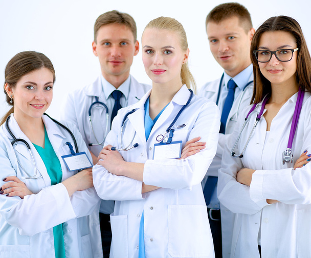 Portrait d'un groupe de collègues souriants de l'hôpital debout ensemble - Photo, image