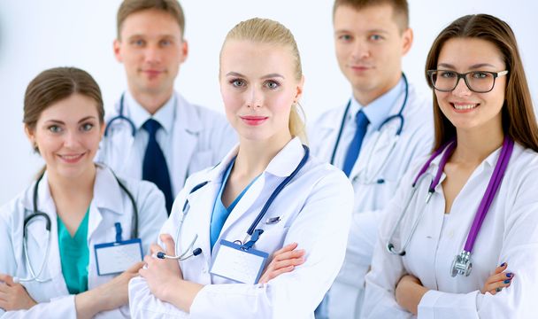 Porträt einer Gruppe lächelnder Krankenhauskollegen, die zusammen stehen - Foto, Bild