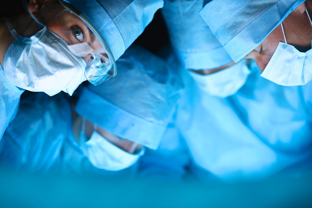 Zespół chirurgiczny na sali operacyjnej - Zdjęcie, obraz