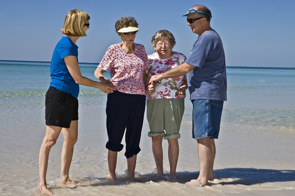 ηλικιωμένους που απολαμβάνουν την παραλία - Φωτογραφία, εικόνα