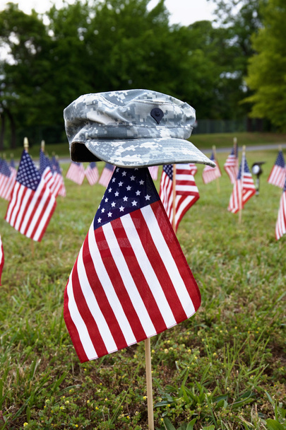 Un montón de banderas americanas y gorra del ejército
 - Foto, Imagen