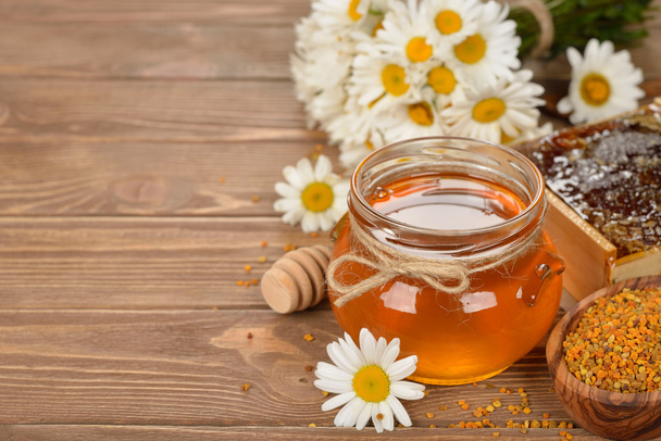 Honey, chamomile and pollen - Foto, immagini