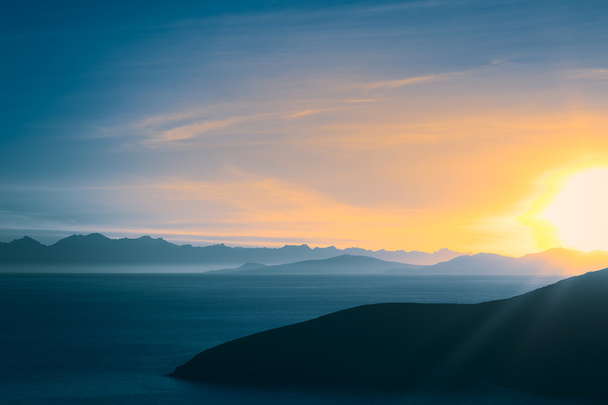 Схід сонця над озеро Тітікака в Болівії - Фото, зображення