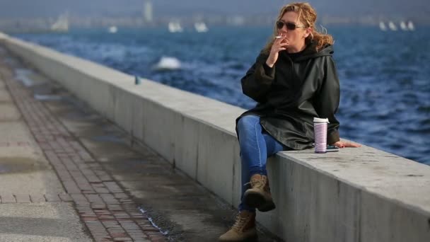 einsame blonde Frauen rauchen und trinken - Filmmaterial, Video