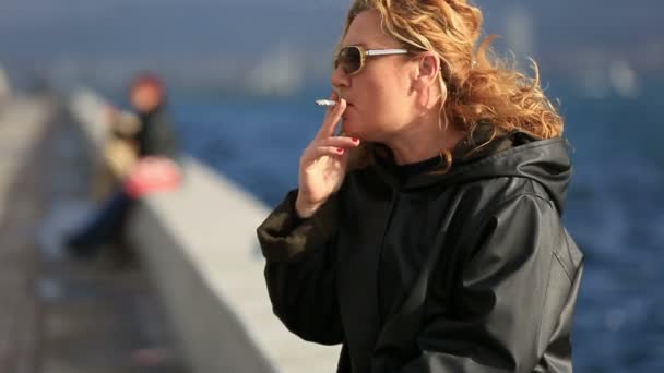 riflessivo donne bionde fumo
 - Filmati, video