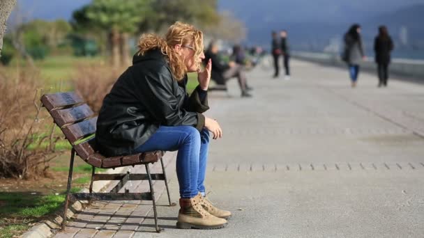 mujeres rubias tristes sentadas en un banco
 - Metraje, vídeo