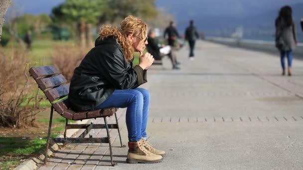 mujeres rubias solitarias sentadas en un banco
 - Metraje, vídeo