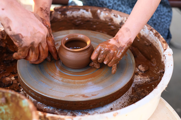 子供の手を導くの陶工の手 - 写真・画像