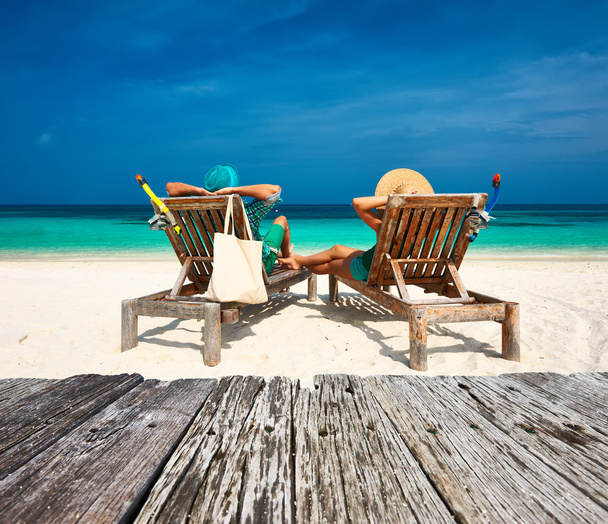 Casal relaxar na praia em Maldivas
 - Foto, Imagem