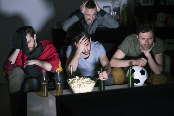 Smutny przyjaciółmi oglądania meczu piłki nożnej - Zdjęcie, obraz