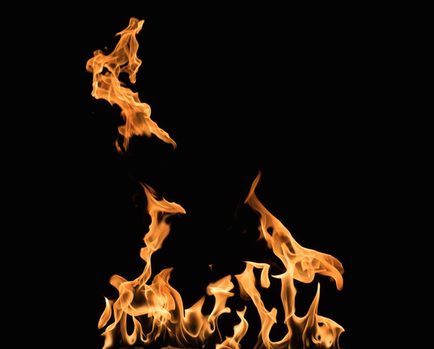 καύση φλόγας σε μαύρο φόντο - Φωτογραφία, εικόνα