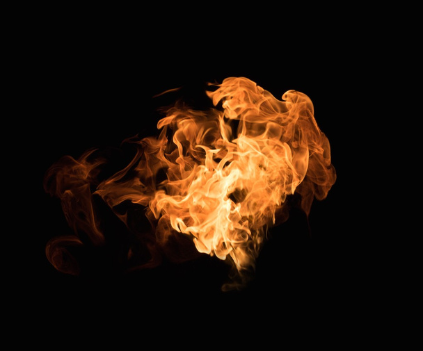 brennende Flamme auf schwarzem Hintergrund - Foto, Bild