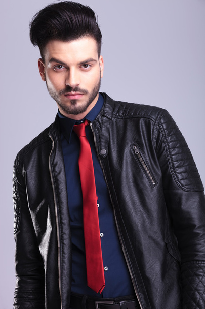 jovem homem de negócios casual vestindo uma jaqueta de couro
  - Foto, Imagem