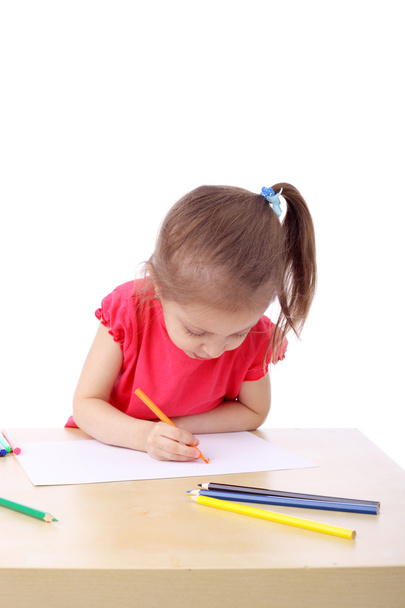 Petite fille dessinant sur la table
 - Photo, image