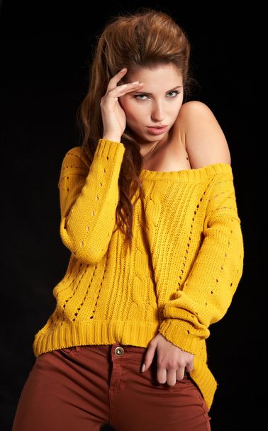 Portrait of a beautiful young female model posing against black - Foto, imagen