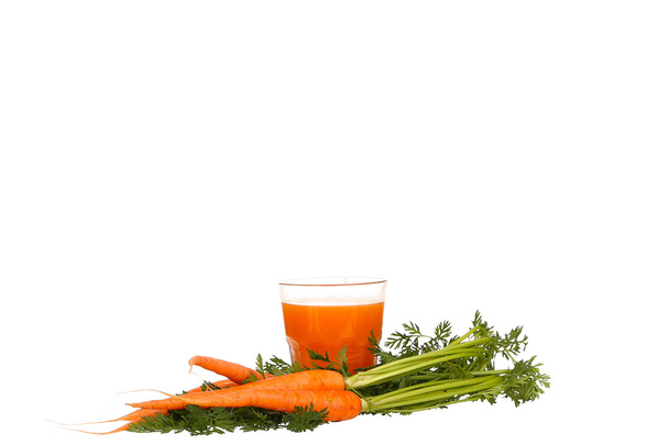 Морковный сок и ломтики моркови изолированы на белом
 - Фото, изображение