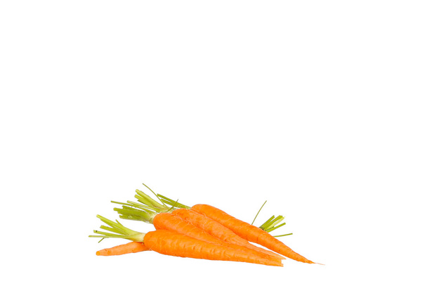 Jus de carotte et tranches de carotte isolées sur blanc
 - Photo, image