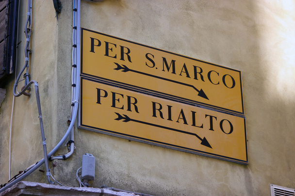 venezianisches Schild zum San Marco Platz und zur Rialto Brücke  - Foto, Bild
