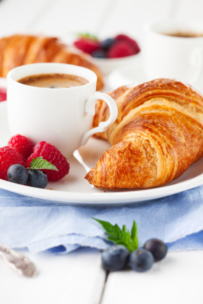 croissants en koffie bij het ontbijt - Foto, afbeelding