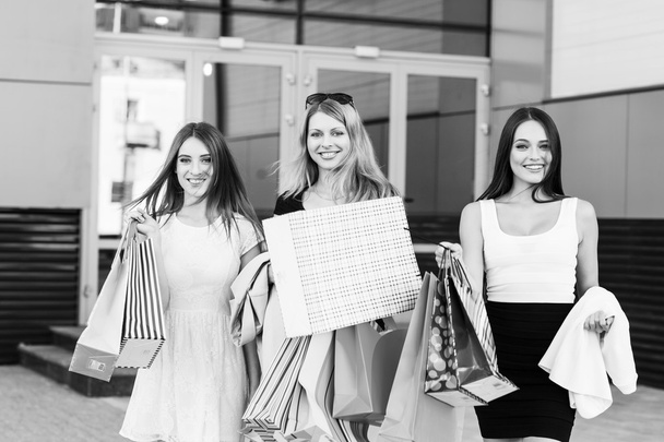 Mujeres jóvenes después de ir de compras
 - Foto, imagen