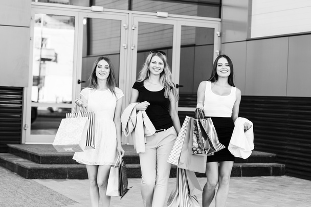 Mulheres jovens depois de fazer compras
 - Foto, Imagem