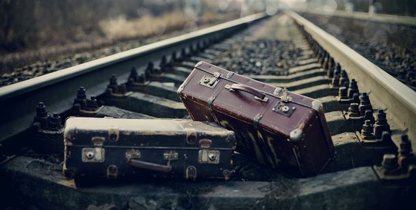 Deux valises vintage laissées sur les voies ferrées
. - Photo, image