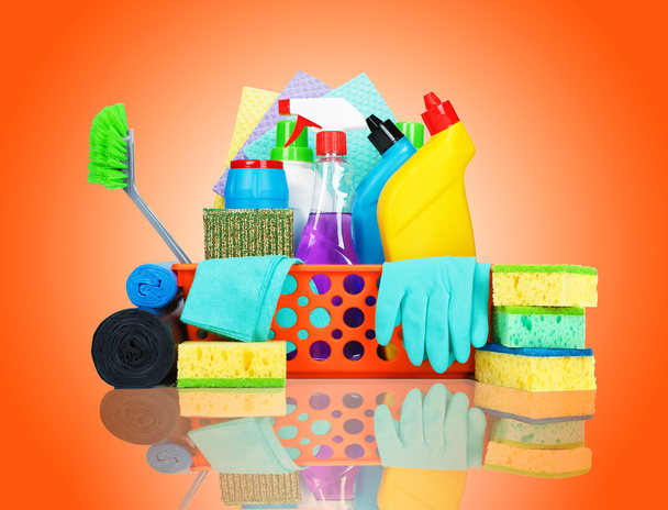 Verscheidenheid van schoonmaakproducten in een mand - Foto, afbeelding