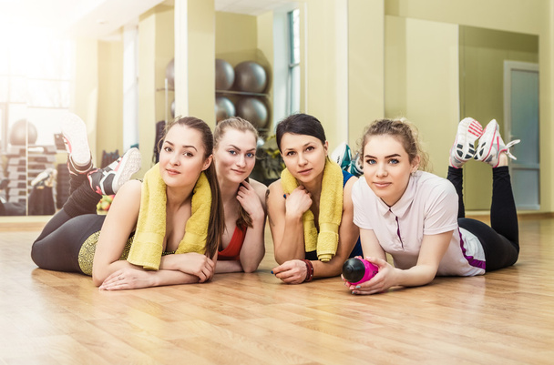 Group of girls in fitness class at the break - Foto, Imagen