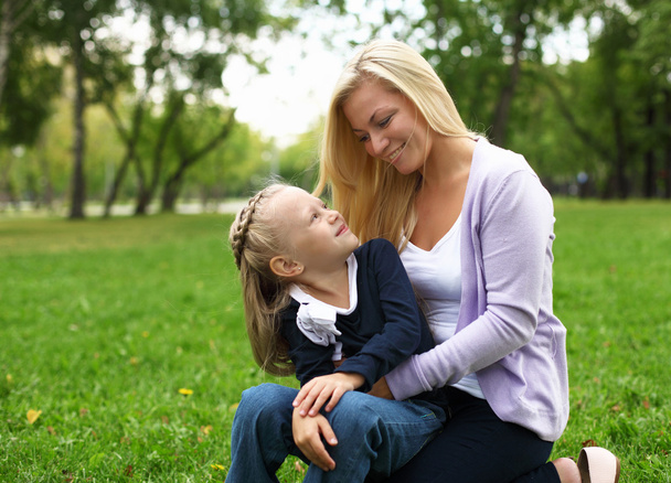 Mother and daughter in park - Foto, afbeelding
