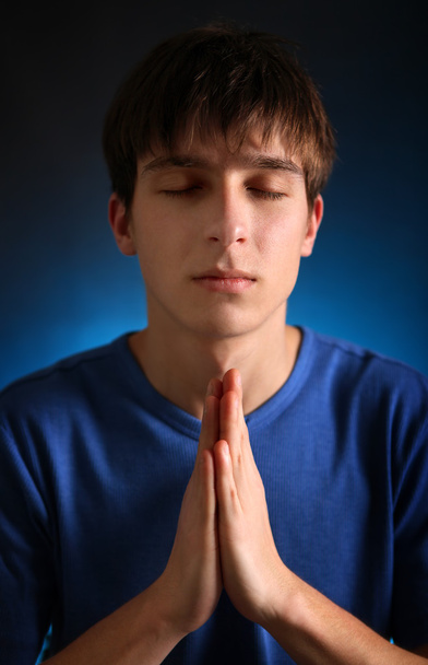 junger Mann betet - Foto, Bild