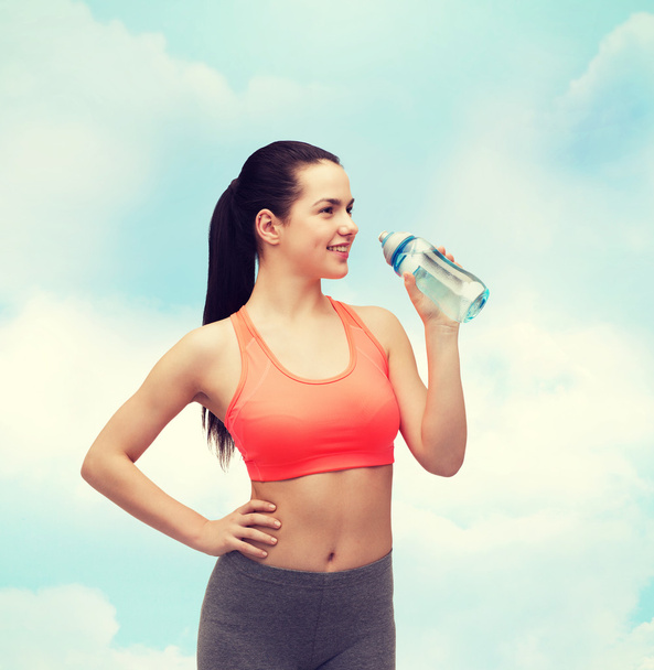 sporty woman with water bottle - Foto, Bild