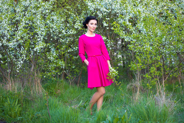 feliz bella mujer soñadora en vestido rosa en primavera cerezos gard - Foto, Imagen