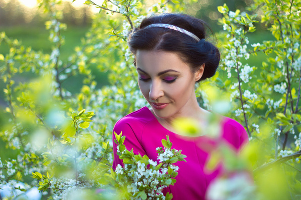 портрет красивої мрійливої жінки навесні вишневого саду
  - Фото, зображення
