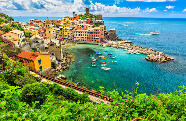 Bateaux colorés dans la baie, Vernazza, Cinque Terre, Italie, Europe
 - Photo, image