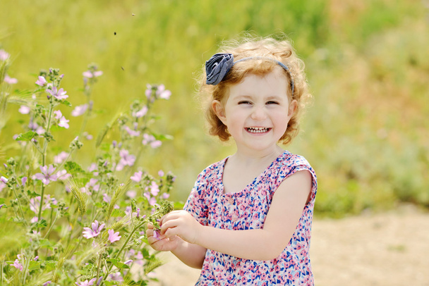 szép kisgyermek lány tavasszal - Fotó, kép