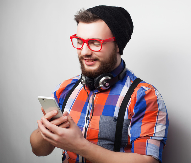 young bearded man with  mobile  - Foto, afbeelding