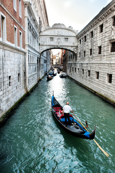 Góndola acercándose al Puente de los Suspiros, Venecia
 - Foto, Imagen