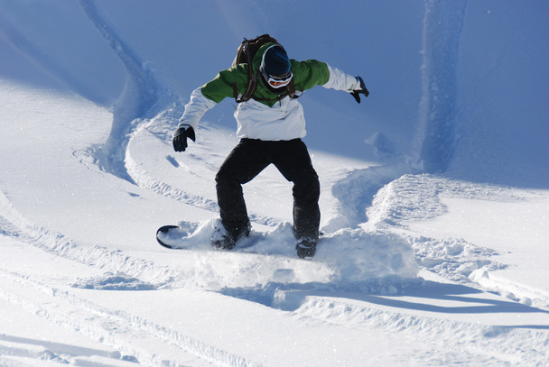 Joven macho snowboarder saltar
 - Foto, Imagen