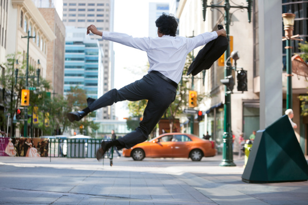 zakenman springen in de lucht - Foto, afbeelding