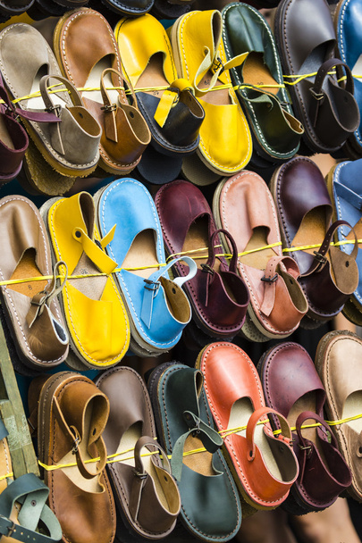 Lederschuhe in verschiedenen Farben auf einem Flohmarkt - Foto, Bild