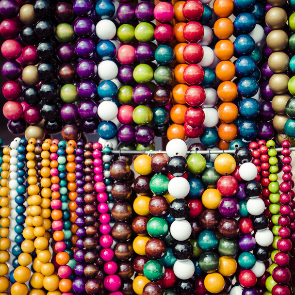 Puiset värilliset helmet esillä markkinoilla Zakopane, Polan
 - Valokuva, kuva