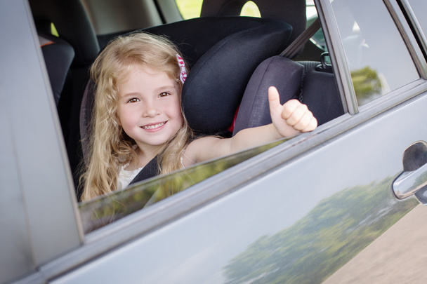 onnellinen pieni tyttö autossa
 - Valokuva, kuva