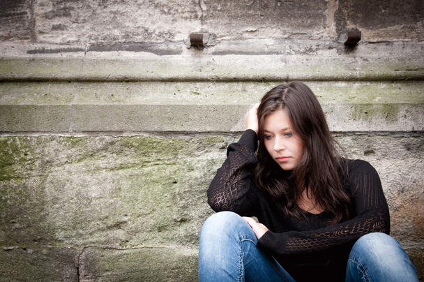 tiener meisje op zoek nadenkende over problemen - Foto, afbeelding