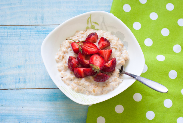 Milk oatmeal porridge with strawberries - Photo, Image